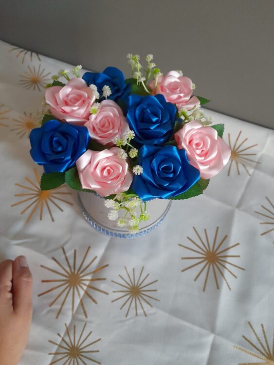 Flower Box z Ręcznie Robionymi Różami – Różowo-Granatowa Kompozycja Dekoracyjna