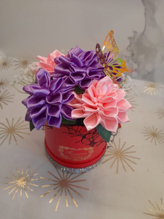 Flowers Box Czerwony z dali fioletowo- różowe