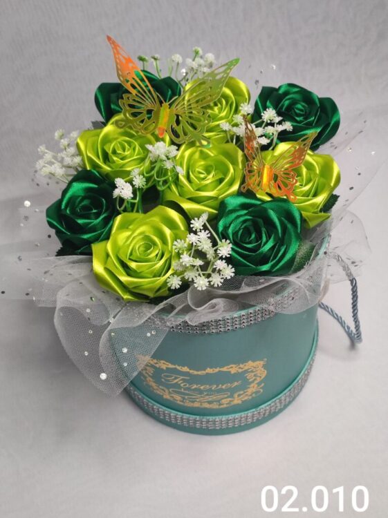 Flower box XL z różami w dwóch odcieniach zieleni