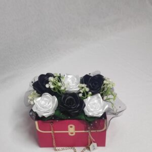 Flower box w torebce z czarno-białymi różami