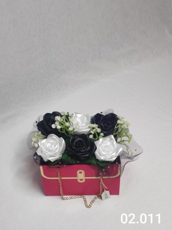 Flower box w torebce z czarno-białymi różami