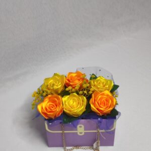 Flower box w torebce z pomarańczowo-żółtymi różami