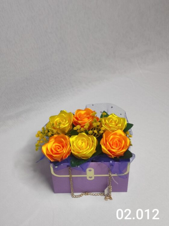 Flower box w torebce z pomarańczowo-żółtymi różami