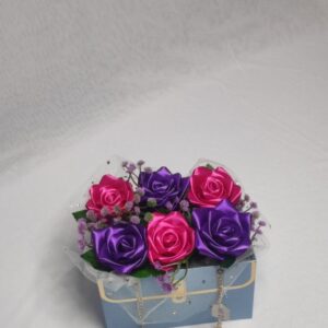 Flower box w torebce z fioletowo-różowymi różami