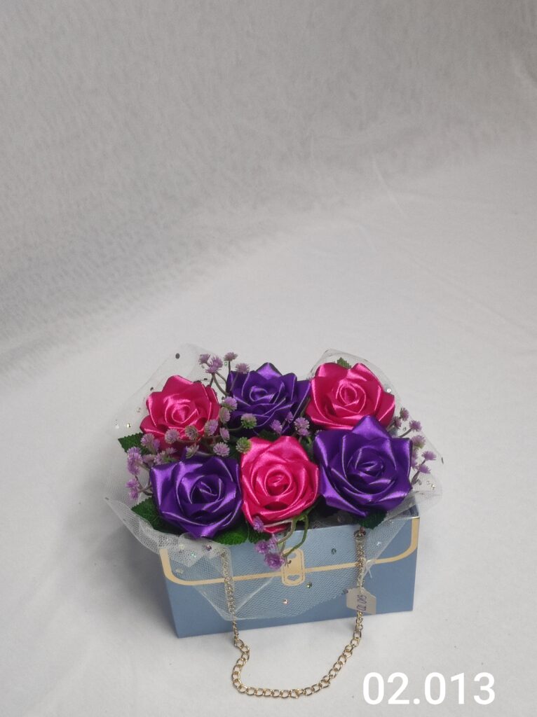 Flower box w torebce z fioletowo-różowymi różami