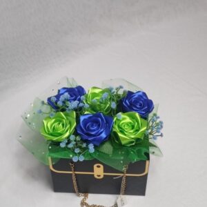 Flower box w torebce z zielono-niebieskimi różami