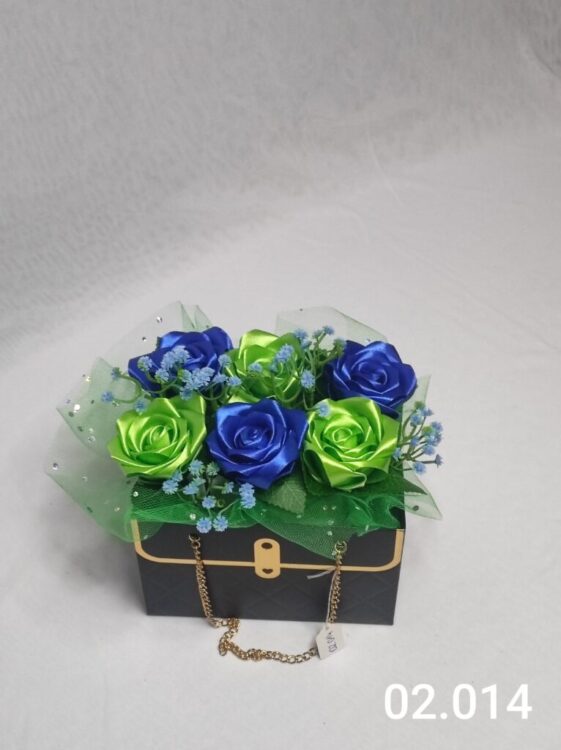 Flower box w torebce z zielono-niebieskimi różami