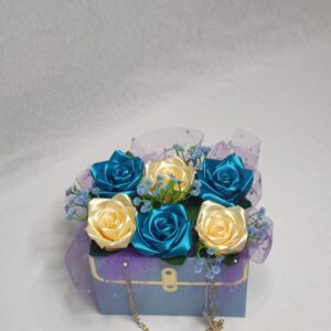 Flower box w torebce z kremowo-niebieskimi różami