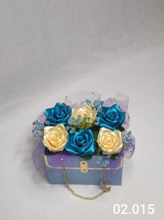 Flower box w torebce z kremowo-niebieskimi różami