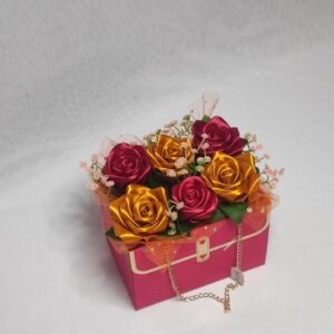 Flower box w torebce ze złoto-czerwonymi różami