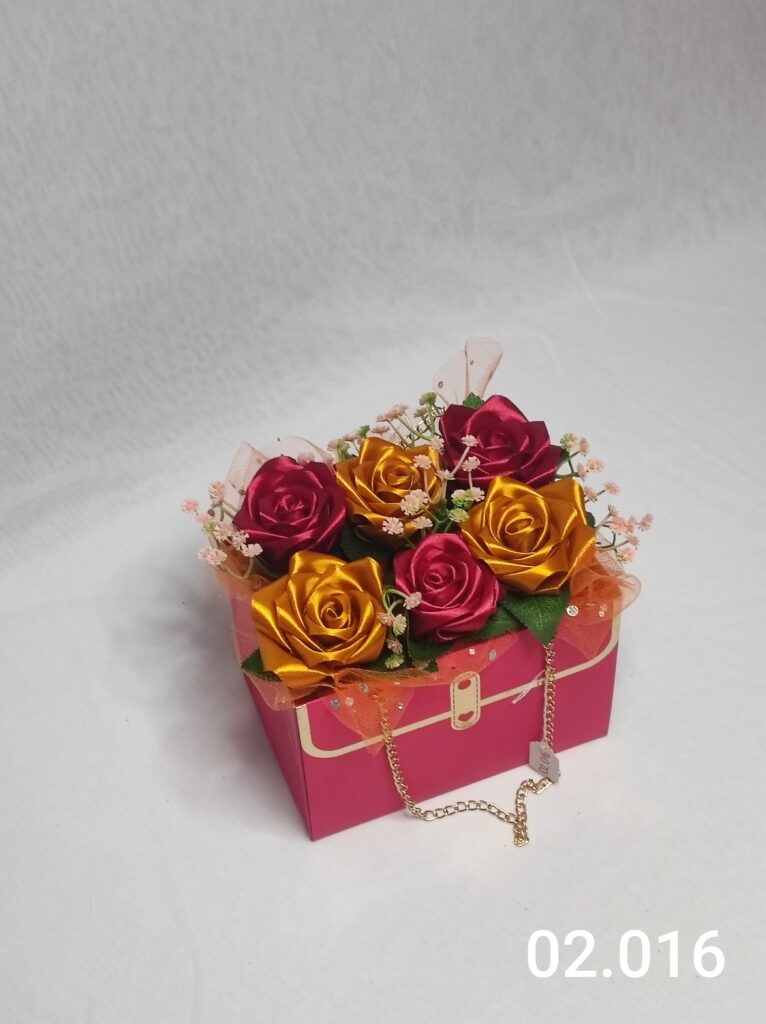 Flower box w torebce ze złoto-czerwonymi różami