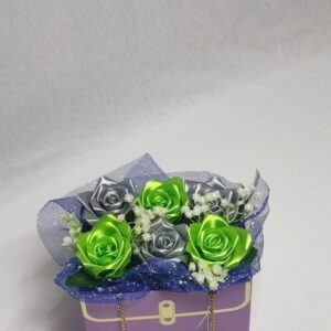 Flower box w torebce z szaro-zielonymi różami