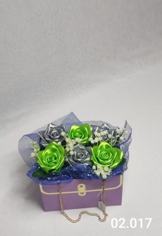 Flower box w torebce z szaro-zielonymi różami