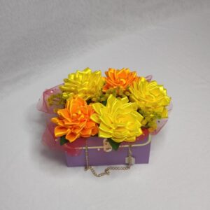 Flower box w torebce z żółto-pomarańczowymi daliami