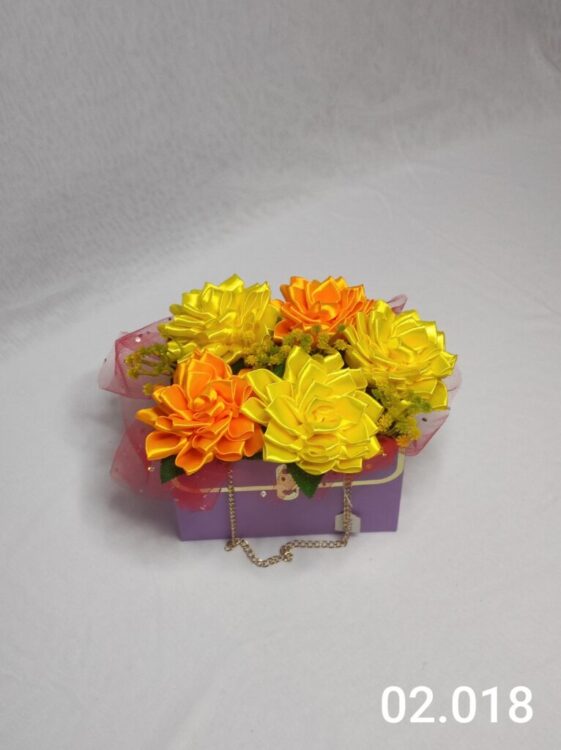 Flower box w torebce z żółto-pomarańczowymi daliami