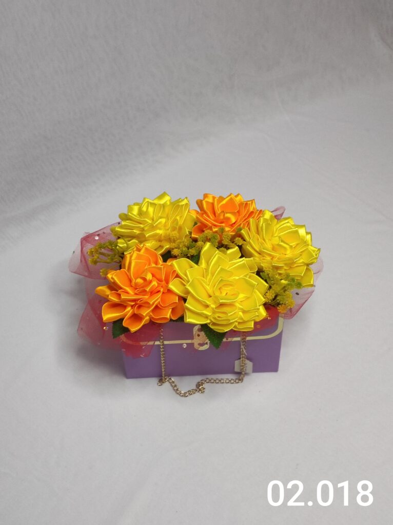 Flower box w torebce z żółto-pomarańczowymi daliami