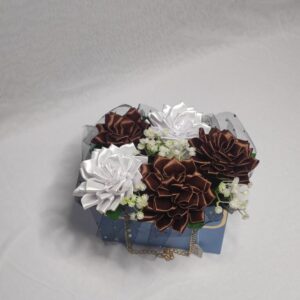Flower box w torebce z brązowo-białymi daliami