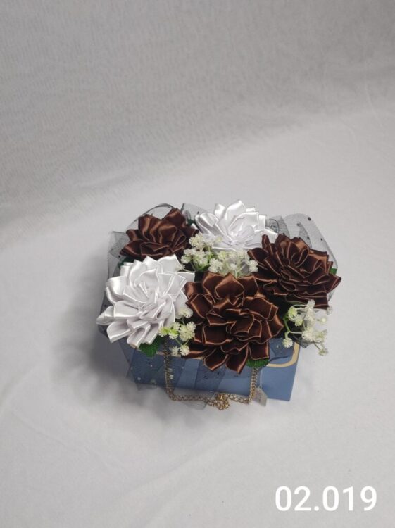 Flower box w torebce z brązowo-białymi daliami