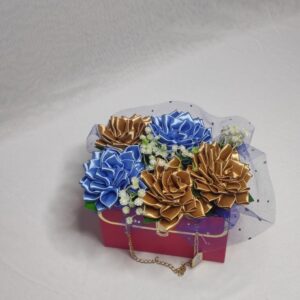 Flower box w torebce z jasnobrązowymi i błękitnymi daliami