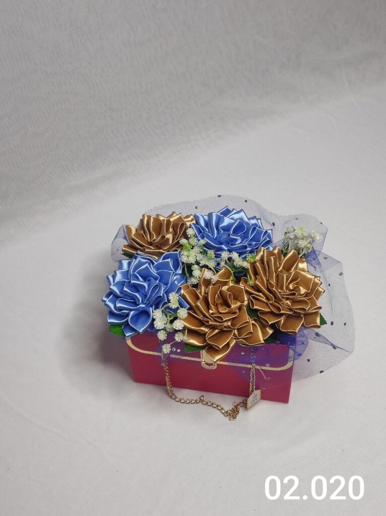 Flower box w torebce z jasnobrązowymi i błękitnymi daliami