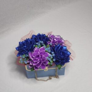 Flower box w torebce z niebieskimi i jasnofioletowymi daliami