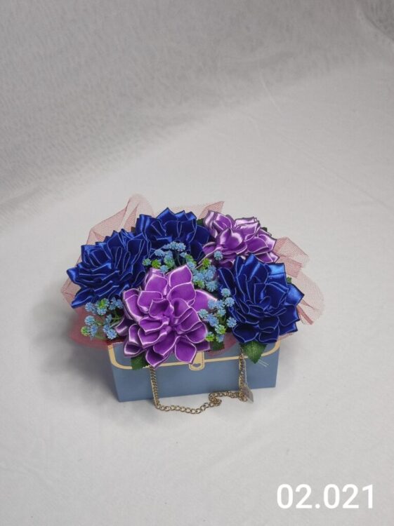 Flower box w torebce z niebieskimi i jasnofioletowymi daliami