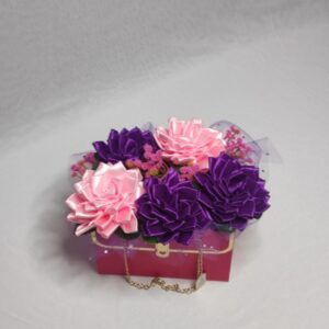 Flower box w torebce z fioletowo-różowymi daliami