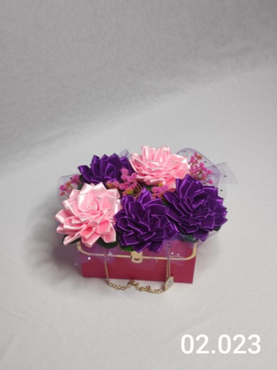 Flower box w torebce z fioletowo-różowymi daliami