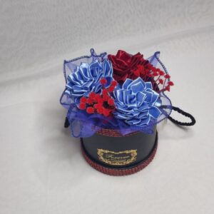 Flower box XS z jasnoniebieskimi i czerwonymi daliami