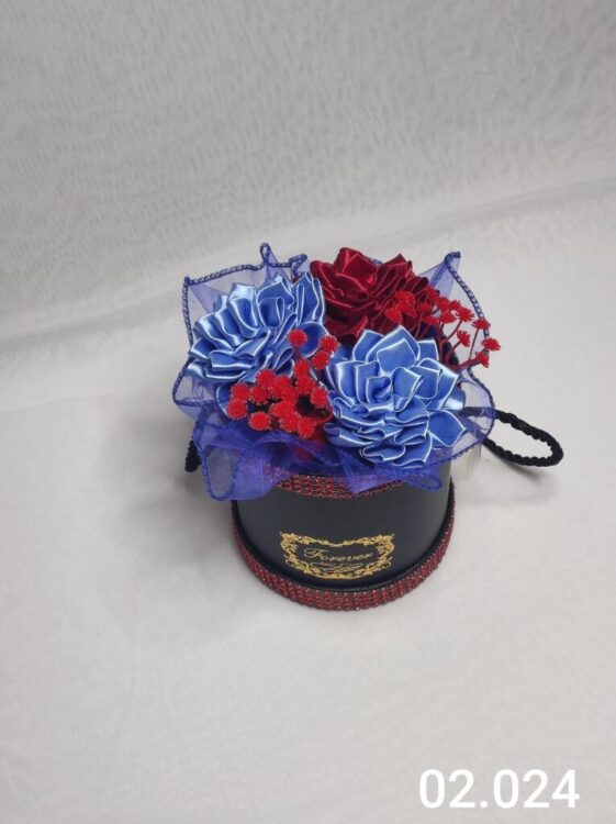 Flower box XS z jasnoniebieskimi i czerwonymi daliami