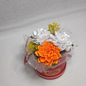Flower box XS z biało-pomarańczowymi daliami