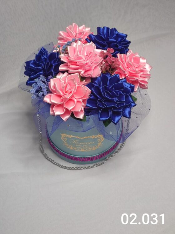 Flower box M z jasnoróżowymi i ciemnoniebieskimi daliami