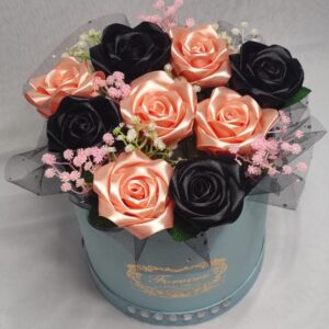 Flower box XL z łososiowo-czarnymi różami
