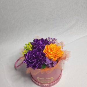 Flower box XS z ciemnofioletowymi i pomarańczowymi daliami