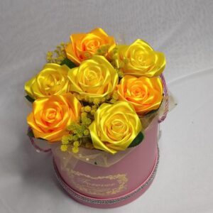 Flower box L z żółto-pomarańczowymi różami