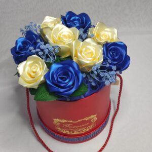 Flower box L z kremowo-niebieskimi różami