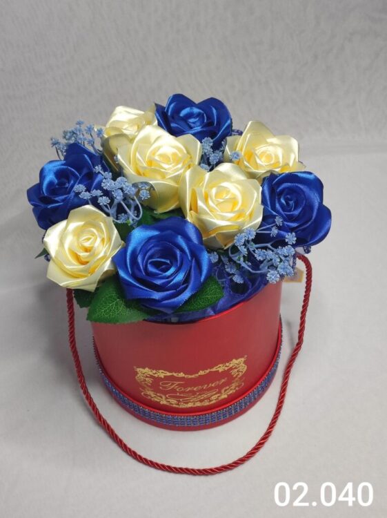Flower box L z kremowo-niebieskimi różami