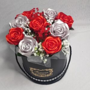 Flower box L z jasnoczerwonymi i szarymi różami