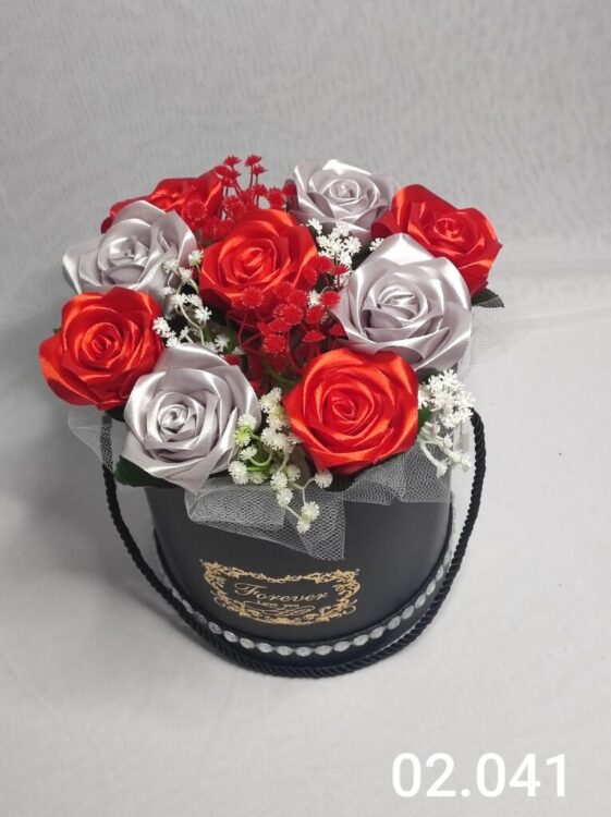 Flower box L z jasnoczerwonymi i szarymi różami