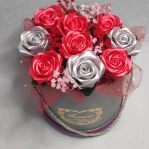 Flower box XL z jasnoróżowymi i szarymi różami