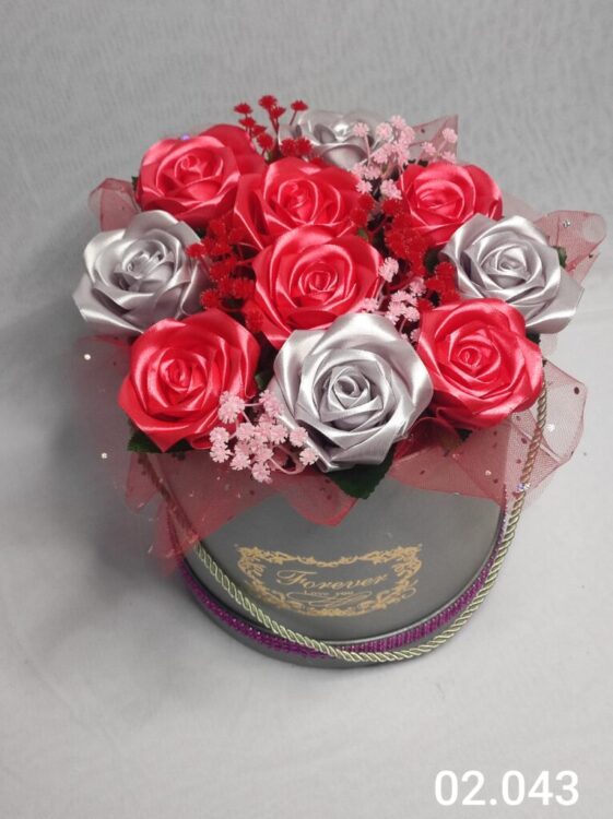 Flower box XL z jasnoróżowymi i szarymi różami