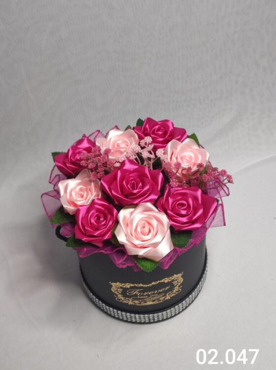 Flower box M z różami w dwóch odcieniach różu