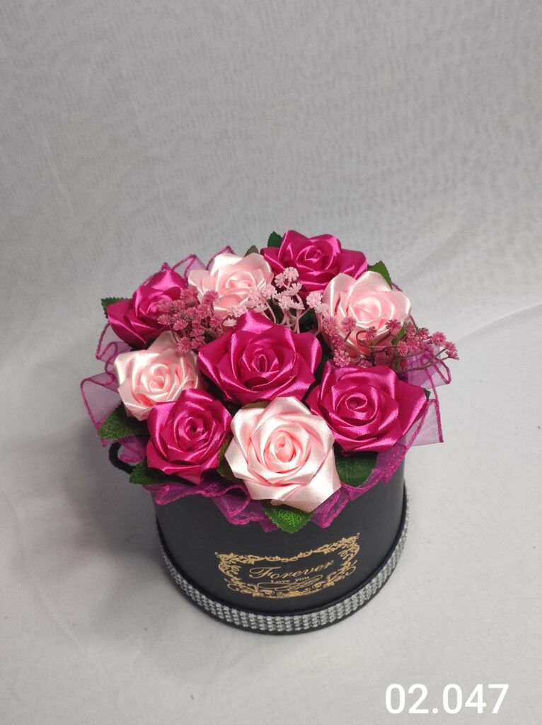 Flower box M z różami w dwóch odcieniach różu