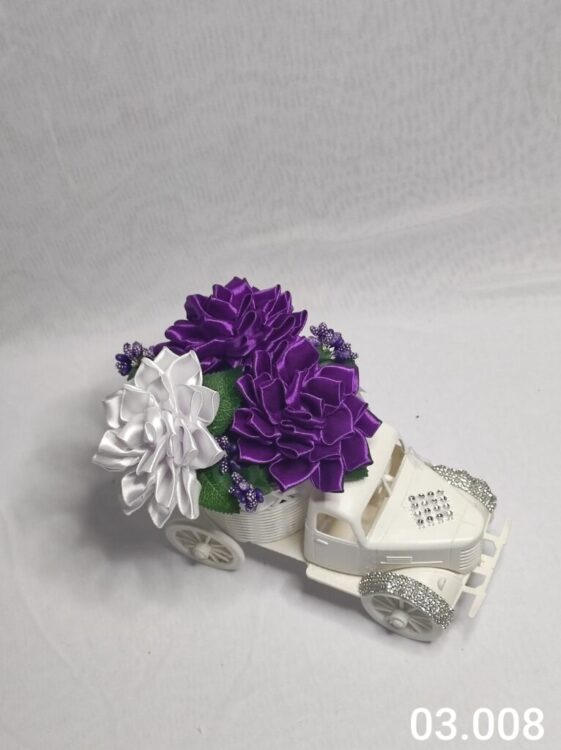 Autko z daliami fioletowymi i białymi