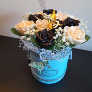 Flower box XS z czarno-kremowymi różami i motylami