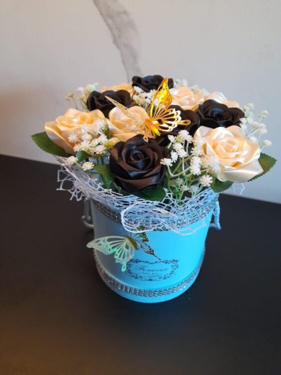 Flower box XS z czarno-kremowymi różami i motylami