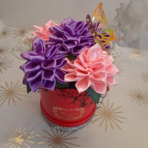 Flower box XS z fioletowo-różowymi daliami w czerwonym pudełku