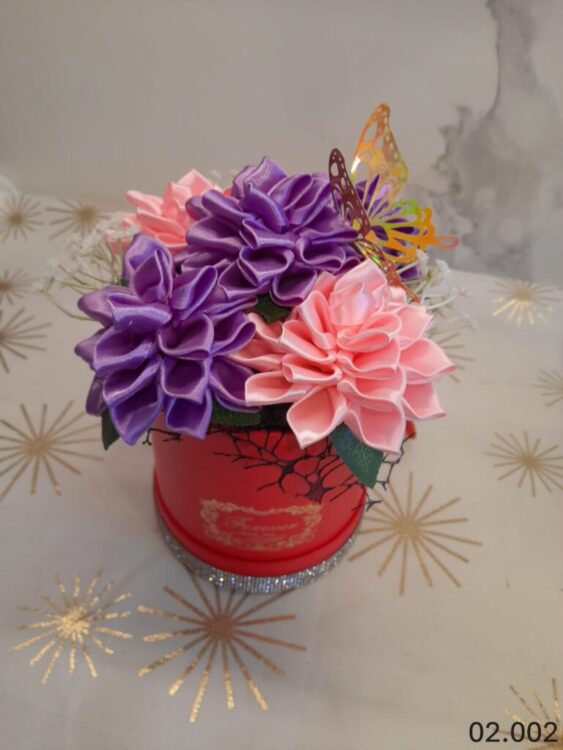 Flower box XS z fioletowo-różowymi daliami w czerwonym pudełku