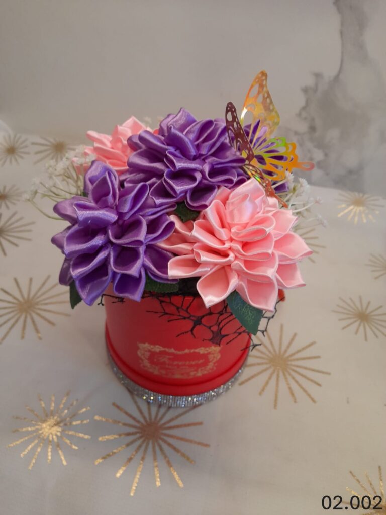 Flower box XS z fioletowo-różowymi daliami w czerwonym pudełku